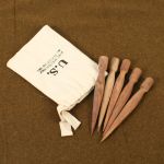 AG813 5 Wood pegs and bag for the US shelter half/pup tent